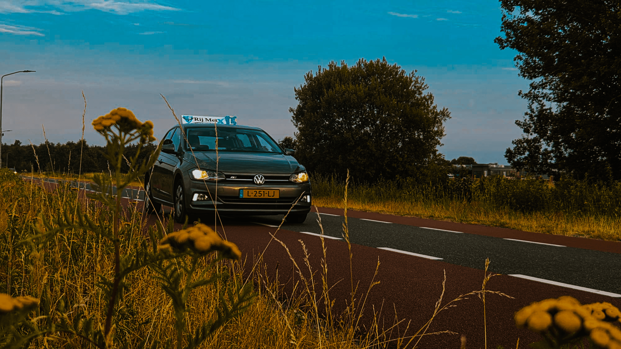 Lesauto van Rij MetX in het avondlicht